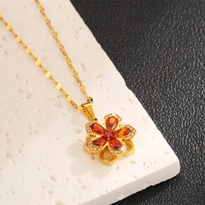 Makroaufnahme der Titanstahl-Blumenkette mit orangefarbenem Zirkon und Goldbeschichtung