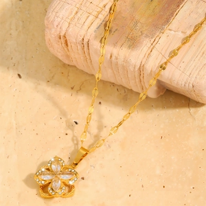 Collana girevole in oro con fiore e cristalli marquise su base in pietra e legno