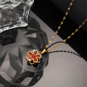 Halskette aus Titanstahl mit floralem Anhänger, roten Zirkonien und Goldfinish