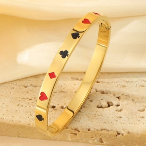 Goldener ovaler Titanstahl-Armreif mit Poker-Emaille-Symbolen auf elegantem Seidenhintergrund