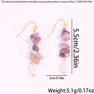 Dimensions détaillées de boucles d'oreilles avec pierres violettes et perles sur fond neutre