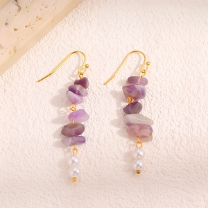 Boucles d'oreilles élégantes en acier titane doré avec pierres mauves et perles