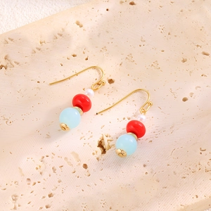 Boucles d'oreilles ethniques plaquées or 18k avec agate rouge et perles sur travertin