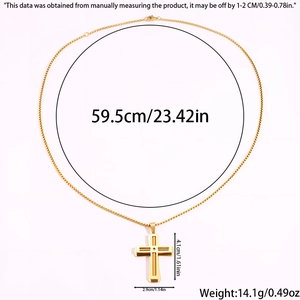 Vista dettagliata con dimensioni della collana a croce dorata e ciondolo in metallo rigato