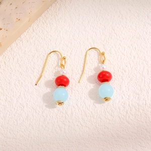 Boucles d'oreilles ethniques en acier 18k avec agate rouge perle et perles bleues