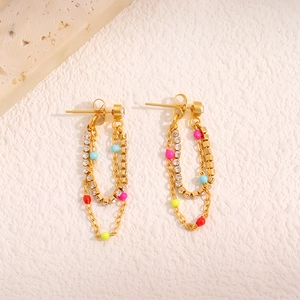 Boucles d'oreilles bohèmes en acier titane doré avec pompons et perles colorées