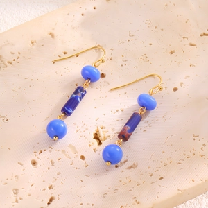 Boucles d'oreilles minimalistes en titane plaqué or 18 carats avec pierre bleue marbrée