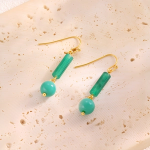 Boucles d'oreilles en acier inoxydable doré avec pierres cylindriques vert émeraude sur pierre