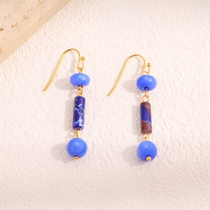 Boucles d'oreilles chic en acier titane plaqué or 18 carats avec perles bleues