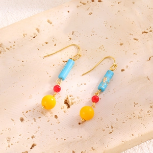 Boucles d'oreilles pendantes à perles tricolores et pierre bleue avec placage or 18k
