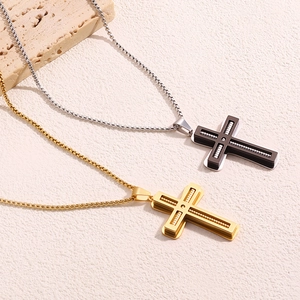 Collana con pendente a croce da uomo in acciaio al titanio con catena box oro e nero