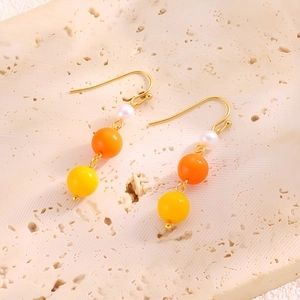 Boucles d'oreilles dorées avec perles d'eau douce et billes orange sur pierre