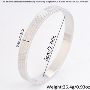 Bracciale in acciaio titanio argento con motivo a scaglie, diametro 6cm e larghezza 0,8cm