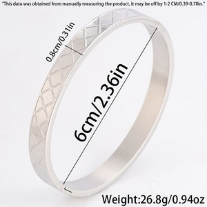 Bracciale rigido in acciaio al titanio argento con motivo a scaglie e chiusura a scatto