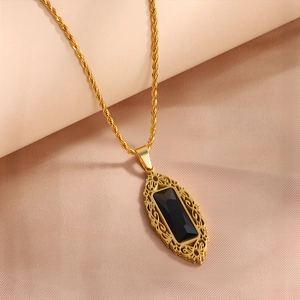 Collar de acero de titanio con colgante de obsidiana negra y cadena de cordón en seda