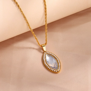 Collar de cadena dorada con colgante de cristal marquesa y pavé de circonitas