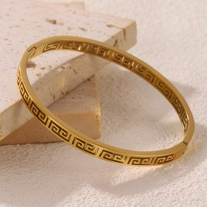 Poliertes 18K vergoldetes Edelstahl-Armband mit hohlem griechischem Meandermuster