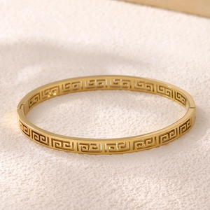 Eleganter 18K vergoldeter Edelstahl-Armreif mit griechischem Hohlmuster-Design