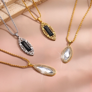 Collares de acero de titanio con colgantes de obsidiana y cristal en cadenas doradas
