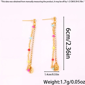 Vue détaillée des boucles d'oreilles plaquées or de 6 cm avec perles et strass blancs