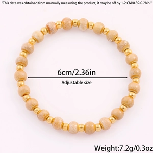 Detailansicht des 6cm verstellbaren Perlenarmbands mit goldenen und orangefarbenen Perlen
