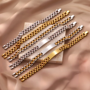 Elegantes brazaletes de acero inoxidable con piedras rosas sobre fondo de seda