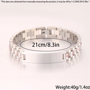Detalle de pulsera de acero plateado estilo reloj con pedrería rosa y dimensiones