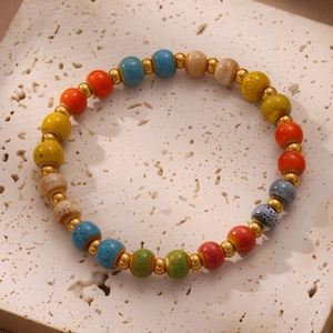 Böhmisches Keramikperlenarmband mit bunter Glasur und goldfarbenen Zwischenperlen