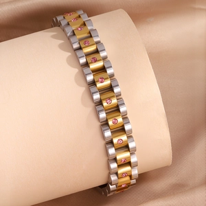 Pulsera de eslabones de acero bicolor con circonitas rosas en soporte de exhibición