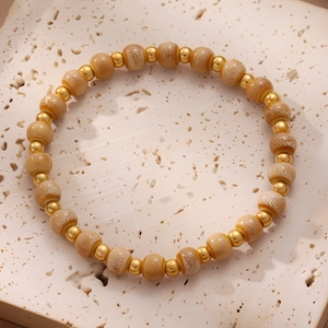 Detailansicht eines böhmischen Keramikperlen-Armbands mit goldenen Edelstahlelementen