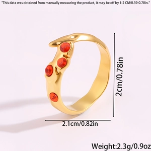 Détail de la bague plaquée or 18 carats avec cristaux rouges et dimensions 2,1cm x 2cm