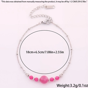 Vue détaillée d'un bracelet en acier inoxydable à perles roses avec fermoir mousqueton et chaîne