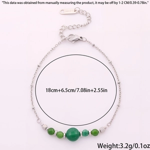 Détail d'un bracelet en acier inoxydable argenté avec perles de cristal vert et fermoir
