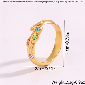 Vue détaillée d'une bague dorée en acier inoxydable avec pierres et dimensions