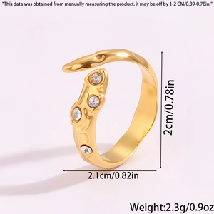 Détail de la bague ouverte serpent en or 18K avec cristaux et finition mate élégante