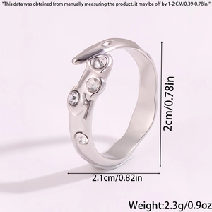 Détails des dimensions d'une bague ouverte argentée ornée de quatre zircons brillants