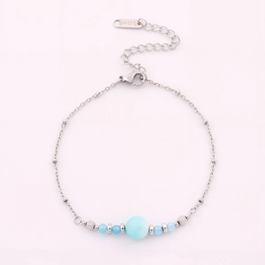 Détail d'un bracelet en acier inoxydable avec perles colorées et chaîne de réglage réglable