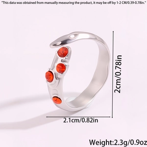 Vue détaillée de la taille d'une bague serpent en titane avec pierres rouges et or 18K