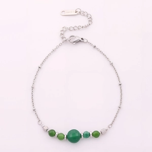 Détail du bracelet en acier avec perles vertes dégradées et fermoir mousqueton réglable