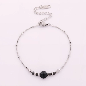 Détail d'un bracelet en acier inoxydable argenté avec perles de cristal noir facettées et fermoir