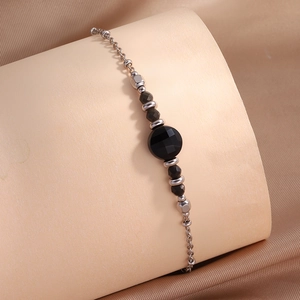Bracelet minimaliste en acier titane avec perles noires facettées et charme en forme d'hexagone
