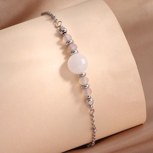 Bracelet en acier titane avec perles givrées colorées et pendentif argenté élégant