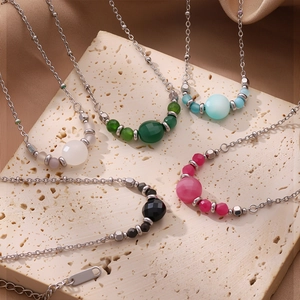 Bracelet élégant en perles d'acier inoxydable avec cristaux colorés en cinq teintes