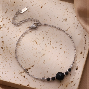 Bracelet en acier inoxydable argenté avec cristaux noirs facettés et détails de perles