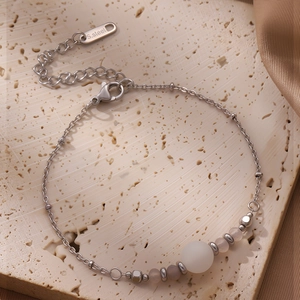Bracelet en acier inoxydable perlé avec pierres naturelles sur socle de pierre