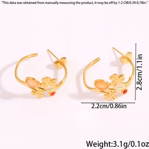 Vue détaillée de boucles d'oreilles tulipes dorées avec pierre rouge et dimensions