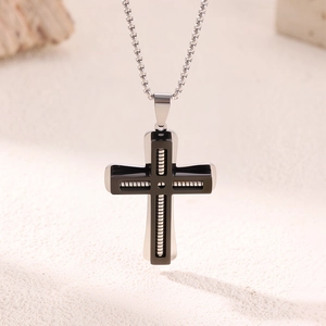 Dettaglio della collana a doppia croce in acciaio inossidabile con finitura nero e argento