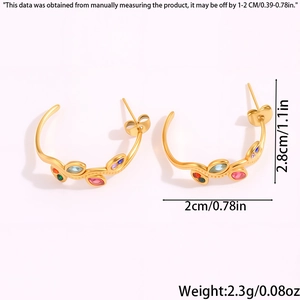 Détail macro de boucles d'oreilles feuilles dorées avec cristaux et dimensions