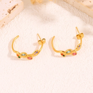 Boucles d'oreilles feuille dorées en C avec pierres précieuses colorées et détails fins