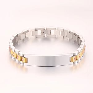 Detalle de pulsera de acero estilo reloj con placa curva y pedrería rosa